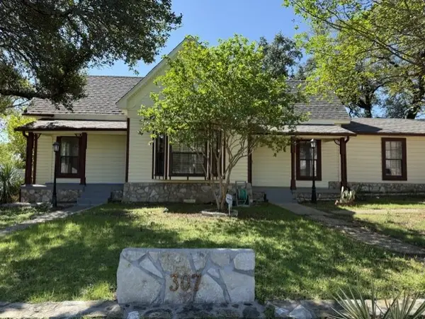 307 Mission Street, Glen Rose, TX 76043