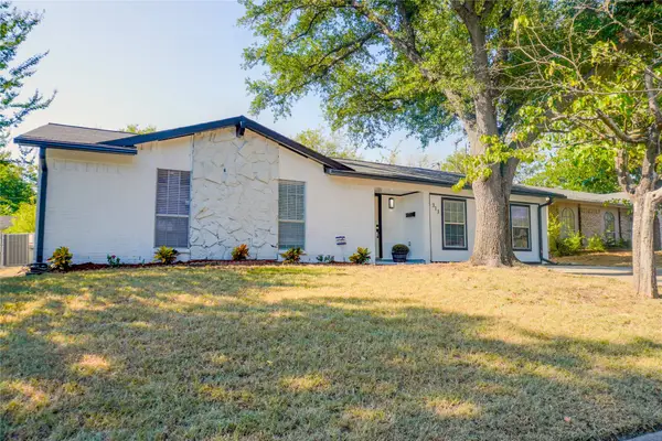 313 Boulder Court, Burleson, TX 76028