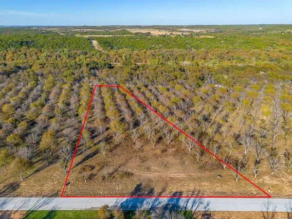 3030 E Landings N, Granbury, TX 76049
