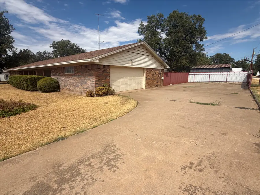 408 W Morris Street, Seymour, TX 76380 - #2