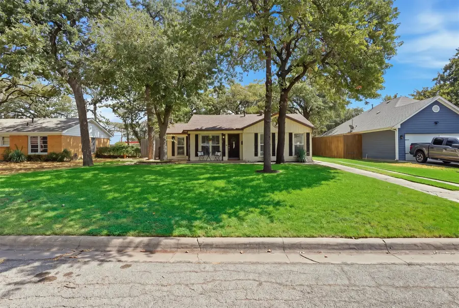 712 Thersa Drive, River Oaks, TX 76114 - #3