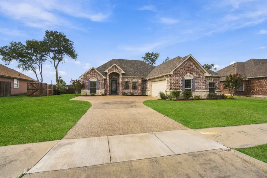 810 Woodcrest Drive, Ennis, TX 75119 - #2