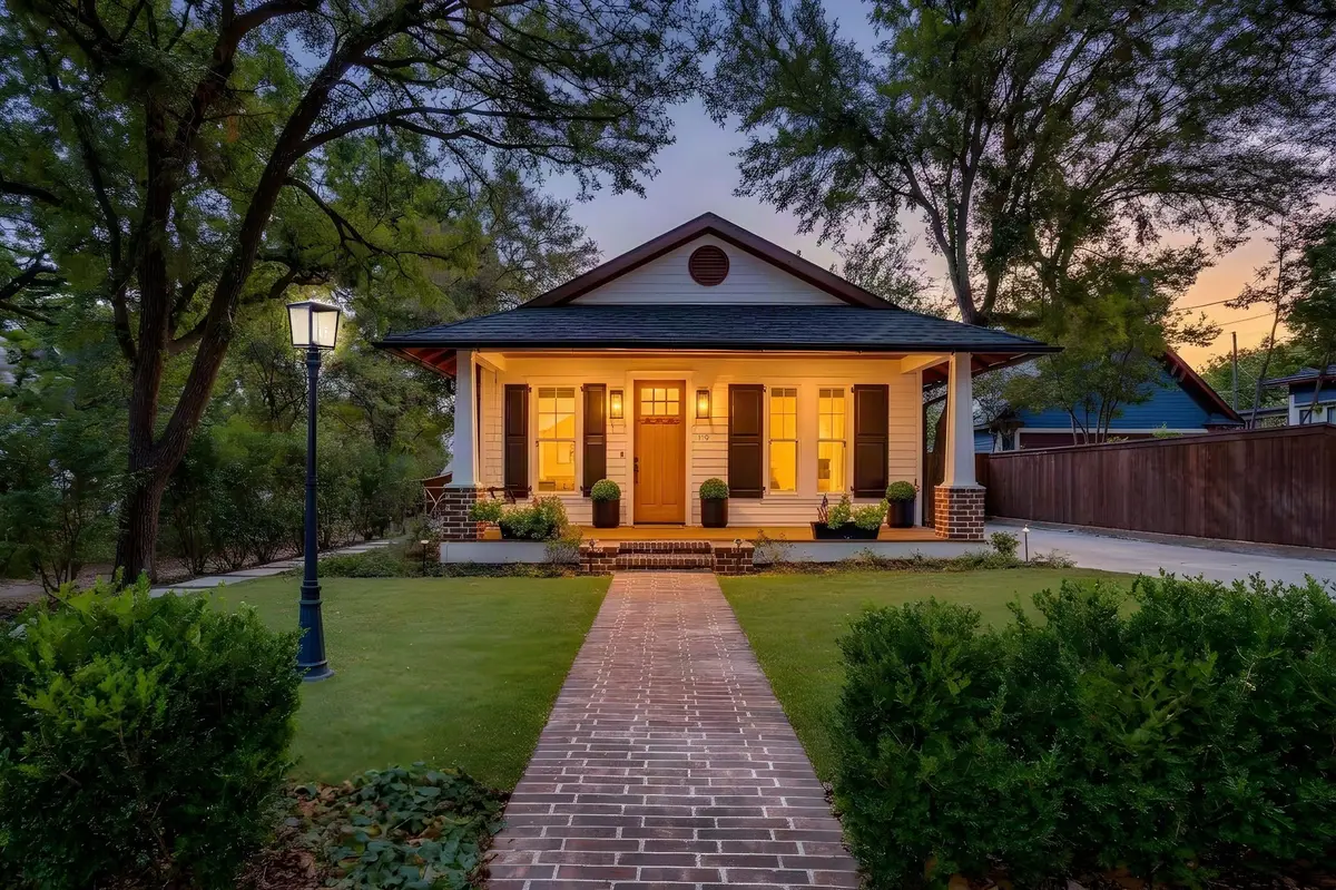 119 W Bluff Street, Granbury, TX 76048 - #1