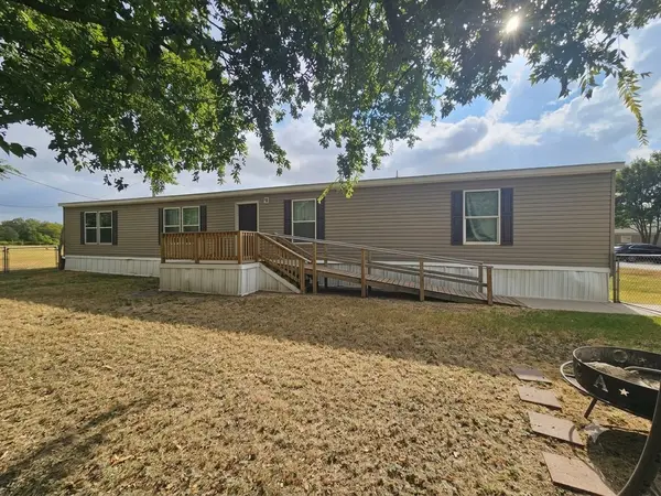 806 S 3rd Street #6, Grandview, TX 76050
