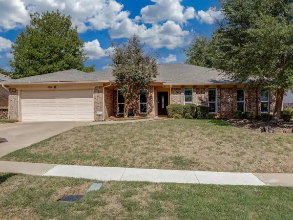 904 Forest Trail Court, Euless, TX 76039