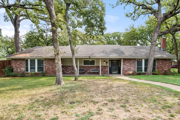 1001 Whispering Oak Court, Arlington, TX 76012