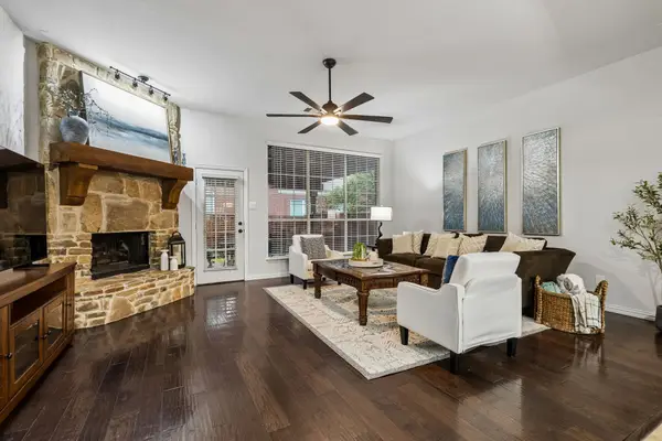 1061 Noble Avenue, Lantana, TX 76226