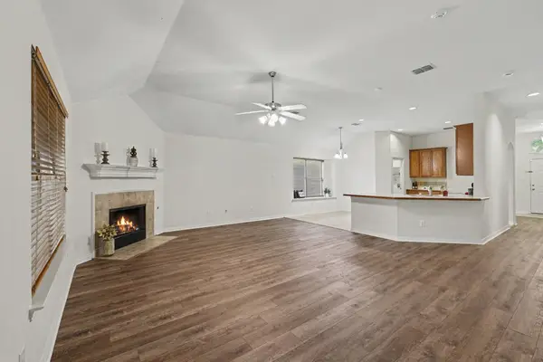 1235 Clearwater Drive, Grand Prairie, TX 75052