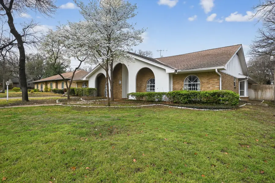 704 Castlewood Lane, Arlington, TX 76012 - #2