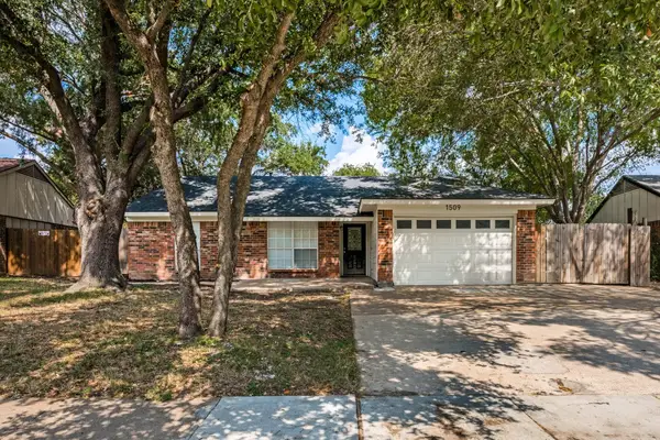 1509 Caplin Drive, Arlington, TX 76018