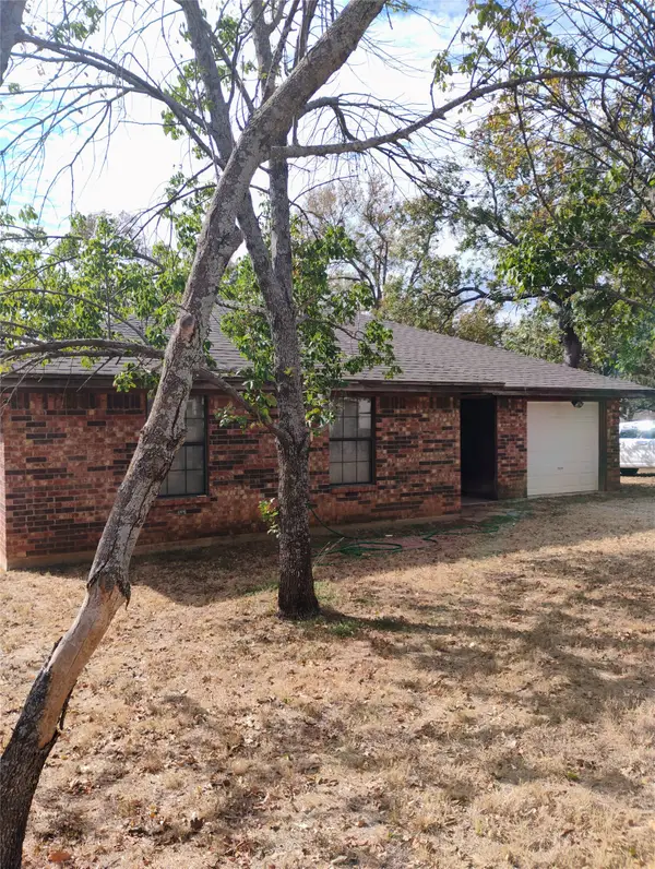 909 Live Oak Street, Lake Bridgeport, TX 76426