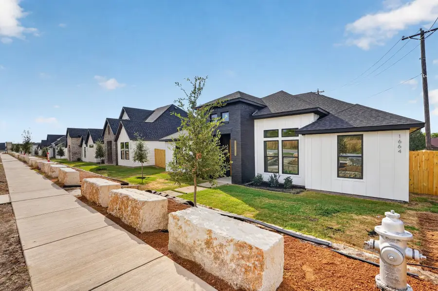 1664 W Wintergreen Road, Lancaster, TX 75134 - #2