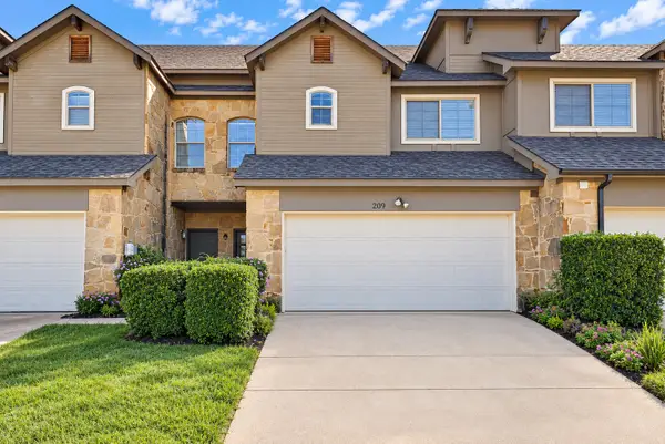 209 Wooded Glen Court, Arlington, TX 76013