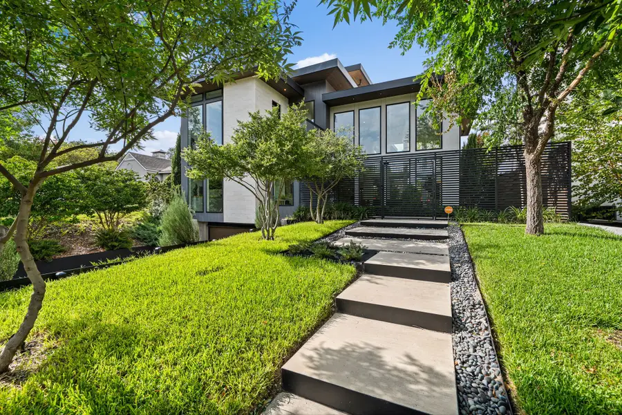 423 W Colorado Boulevard, Dallas, TX 75208 - #2