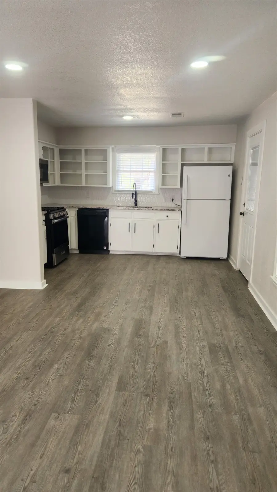 608 W Baldridge Street, Ennis, TX 75119 - #3