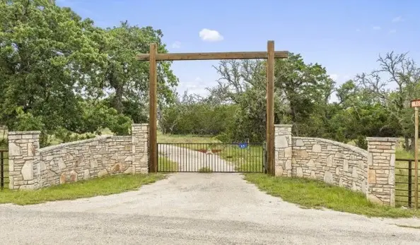 65 Miles Lane, Harper, TX 78631