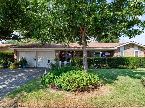 6309 Solona Circle N, Haltom City, TX 76117