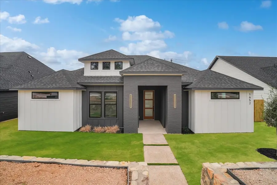 1652 W Wintergreen Road, Lancaster, TX 75134 - #2