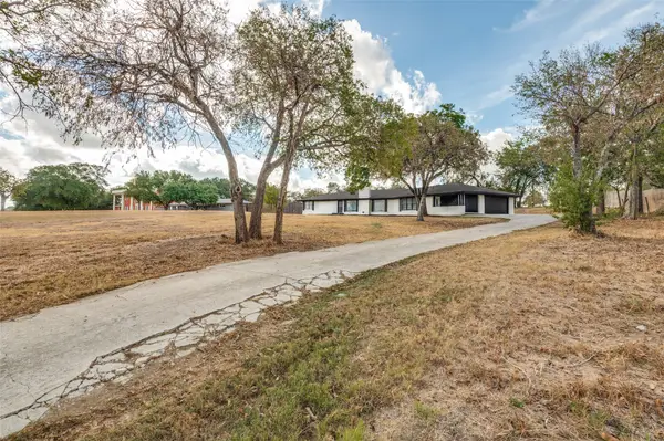 325 Crescent Drive, Grand Prairie, TX 75050