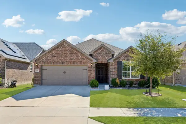 929 Crest Breeze Drive, Fort Worth, TX 76052