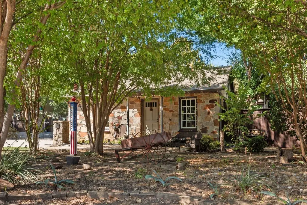 705 N Main Street, Grapevine, TX 76051 - #1