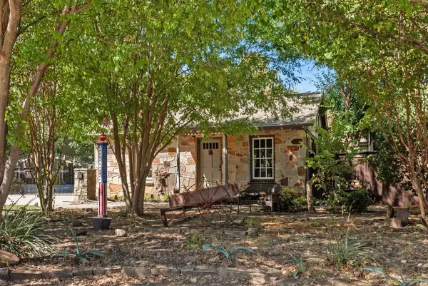 705 N Main Street, Grapevine, TX 76051