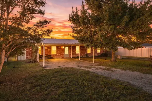 560 Green Acres Road, Weatherford, TX 76088