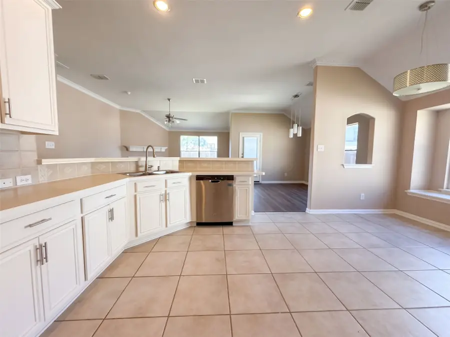 5327 Lake Gardens Drive, Grand Prairie, TX 75052 - #2