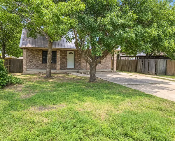 1017 W 3rd Street, Taylor, TX 76574