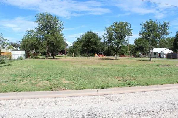 641 W C Street, Munday, TX 76371