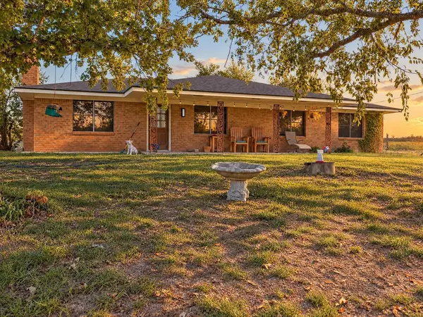 211 Whitehouse Road, Ennis, TX 75119