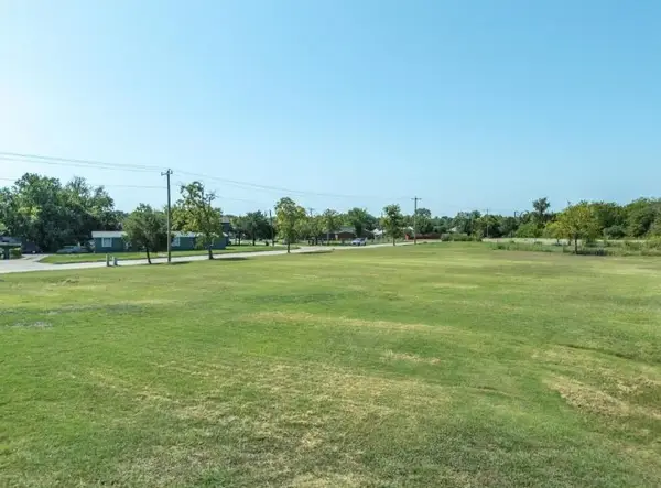 800 Crisp Road, Ennis, TX 75119