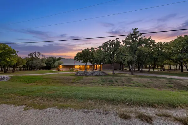 111 Clear Creek Drive, Sunset, TX 76270