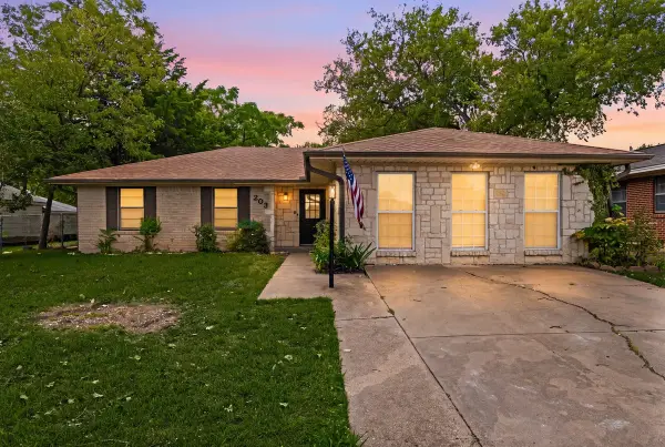 203 Evelyn Street, DeSoto, TX 75115
