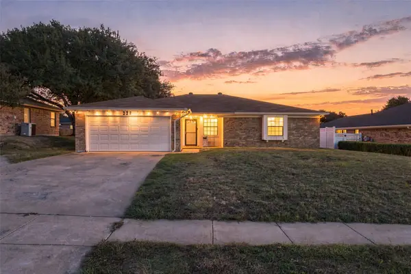 228 Meadowhill Drive, Benbrook, TX 76126