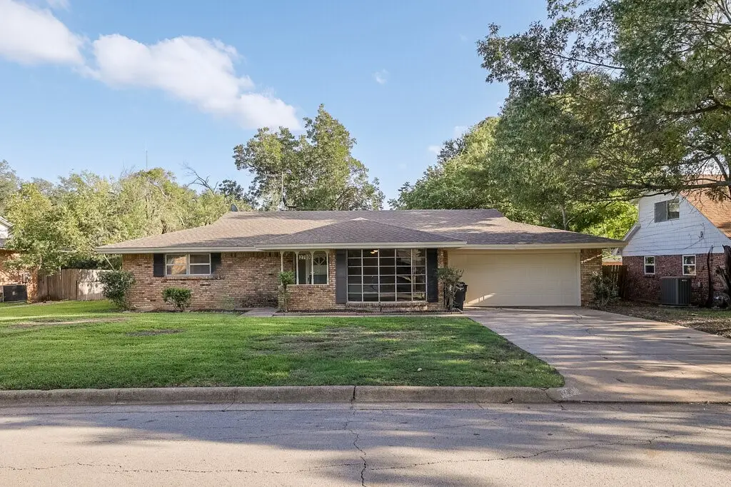 2709 Larkin Avenue, Fort Worth, TX 76133 - #1