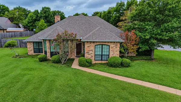104 Lakeridge Court, Weatherford, TX 76087