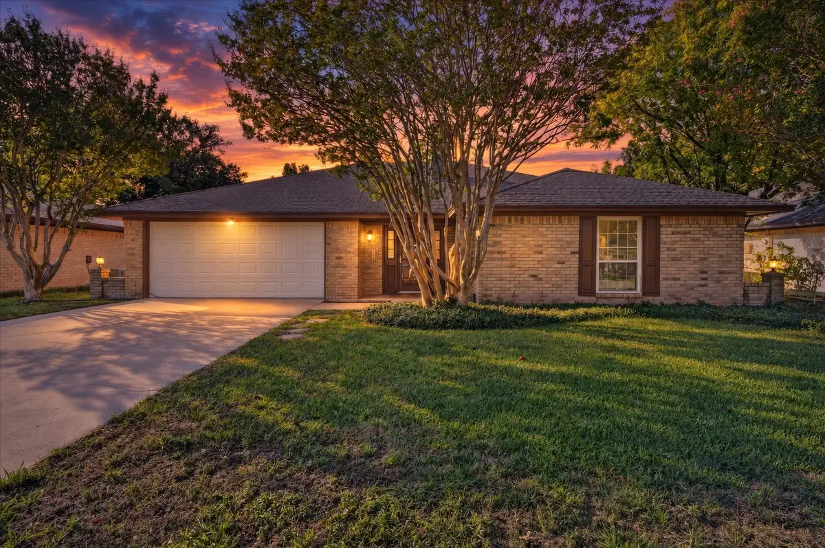 201 Oakhaven Drive, Grand Prairie, TX 75050 - #1