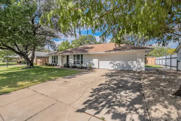 728 Glenhaven Drive, Hurst, TX 76054