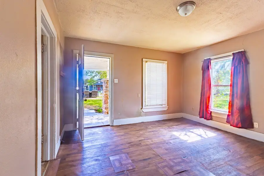 720 Texas Street, Graham, TX 76450 - #2