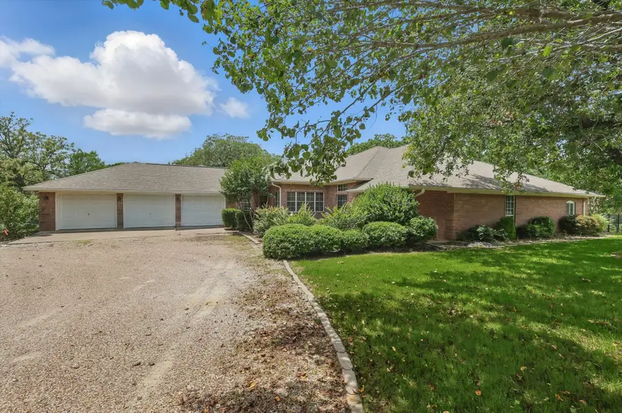114 E Iriquois Drive, Gainesville, TX 76240 - #2