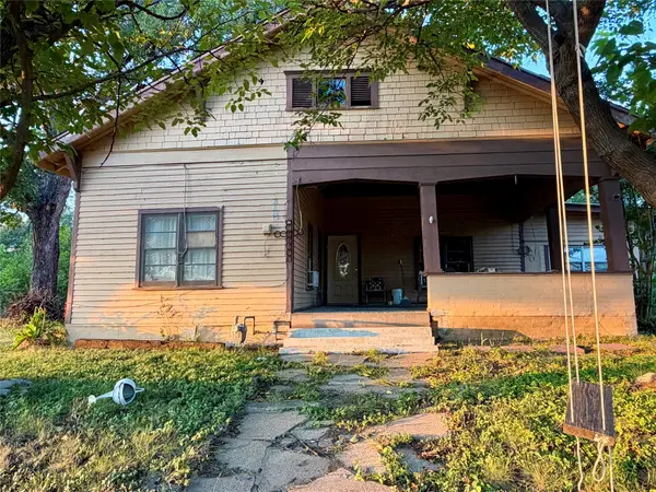 207 W Paine Avenue, Comanche, TX 76442