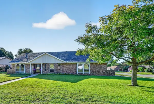 437 Overcrest Drive, Benbrook, TX 76126