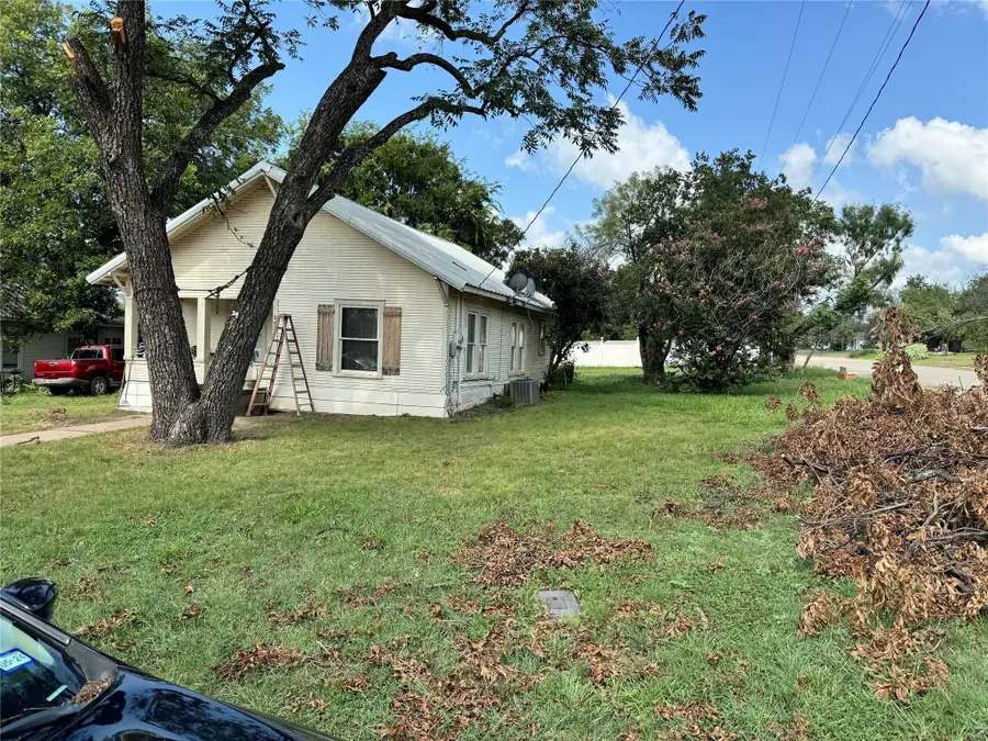 207 N 5th Street, Santa Anna, TX 76878 - #2