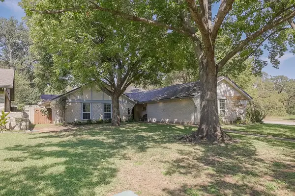 2001 Heather Way Drive, Arlington, TX 76012