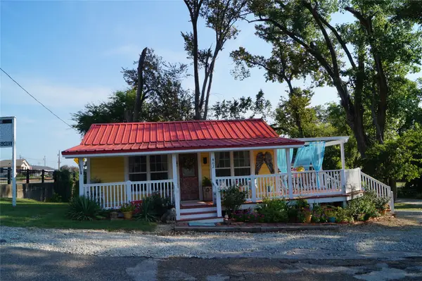 402 E College St, Canton, TX 75103