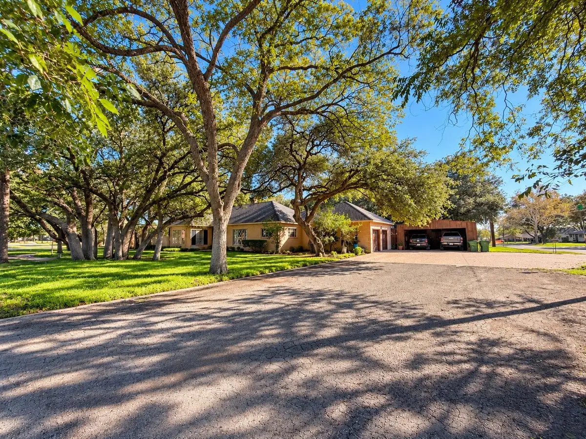 345 W Clinton Street, Dublin, TX 76446 - #1