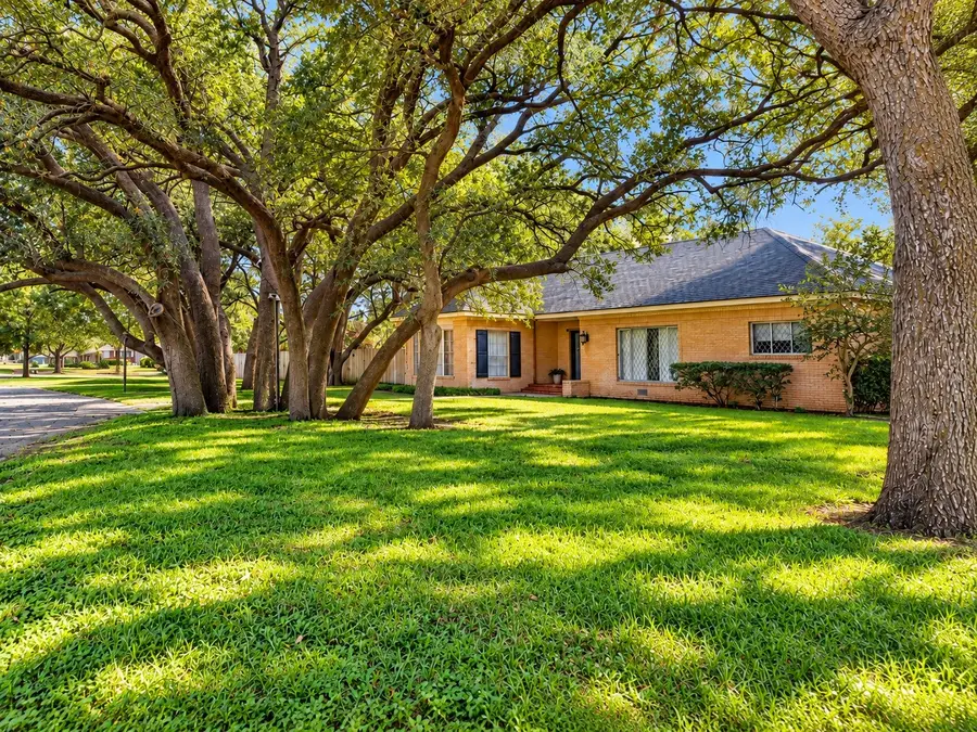 345 W Clinton Street, Dublin, TX 76446 - #2