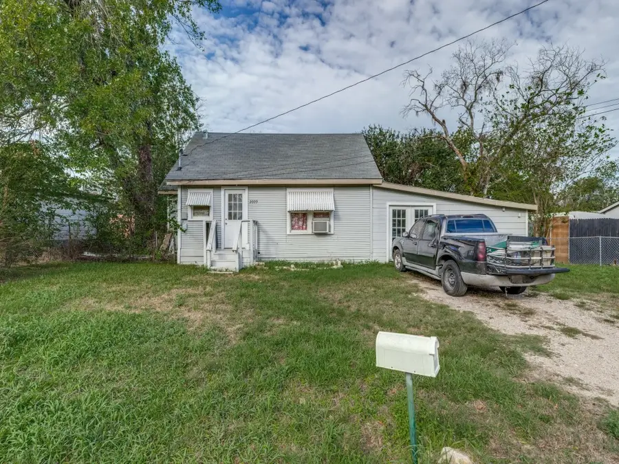 2009 Pecan Street, Commerce, TX 75428 - #2