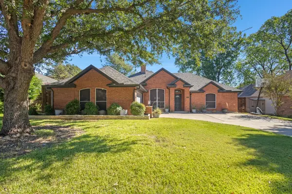 6205 Brookstone Drive, Arlington, TX 76001